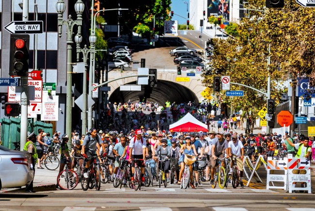 LA에서 열린 CicLAvia 행사에 참여한 시민들이 자전거를 타고 있다. - CicLAvia 제공